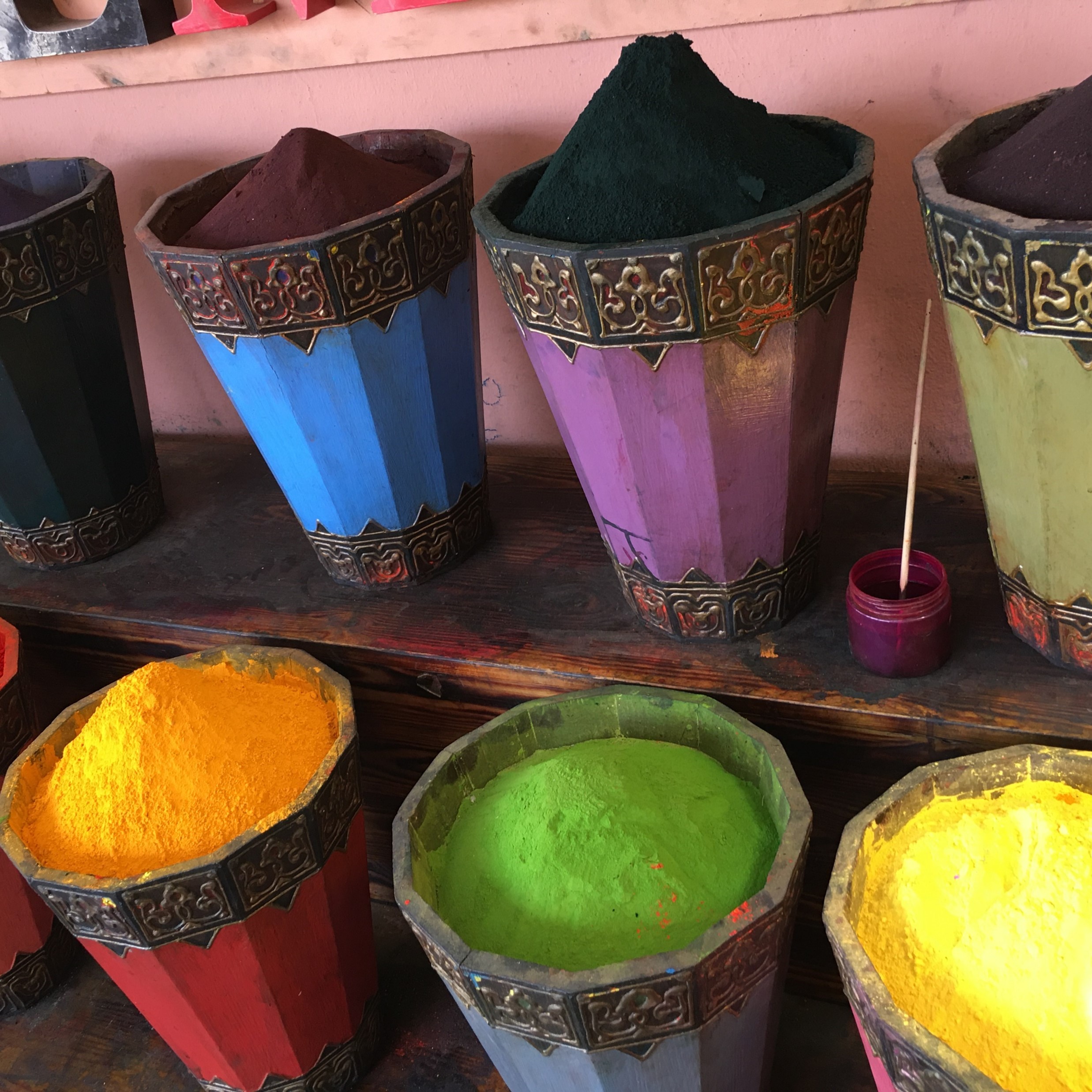 Colorants, used to impart vibrant hues to food, cosmetics, and textiles, can be classified as natural or synthetic. Most synthetic food colorants are considered safe when used in accordance with regulations. However, concerns persist regarding certain artificial colorants, including azo dyes, linked to potential allergic reactions.
Some synthetic colorants, such as tartrazine (E102) and red allura (E129), are associated with allergic reactions in some individuals, although the majority tolerates them. Some countries have regulated or banned certain controversial colorants. Natural colorants, extracted from plants, are perceived as safer alternatives, although they may also cause reactions in sensitive individuals. Ongoing research evaluates the safety of colorants, develops alternatives, and regulations aim to minimize risks, encouraging responsible use with increasing consumer attention to sourcing and transparency in labeling.